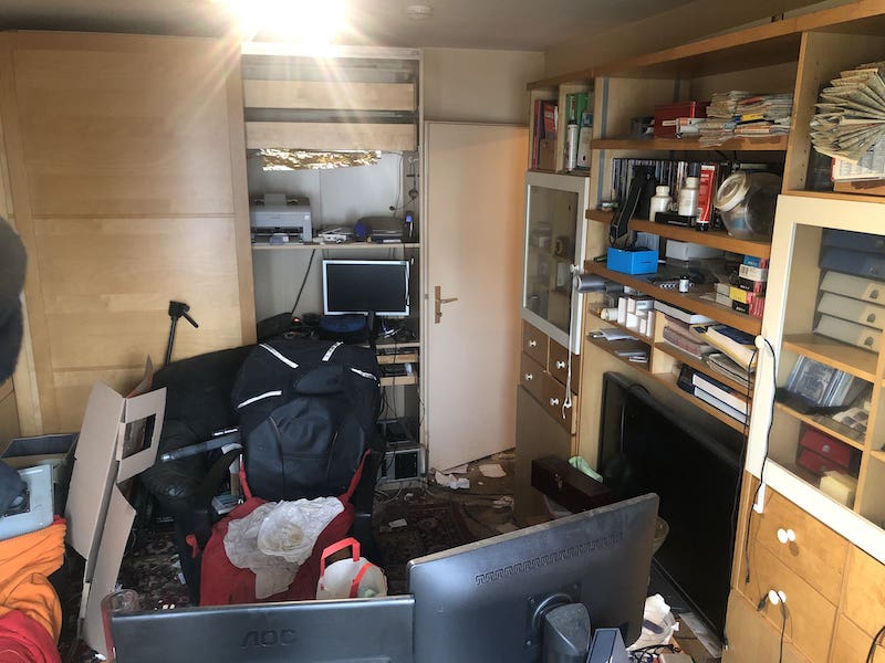 Vollgestelltes Zimmer vor der Entrümpelung in Karlsruhe
